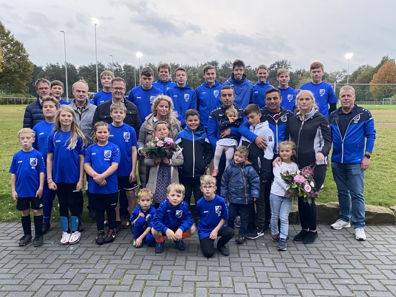 SV Dickenberg - Der geschaeftsfuehrende Vorstand bedankt sich bei der Geschaeftsleitung der Firma MAM-Bau fuer die großartige Spende, mit der die T-Shirt Aktion realisiert werden konnte T-Shirt-Aktion