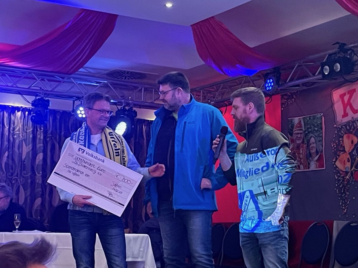 image_1 - Ingo Strauch nimmt den Scheck des SV Uffeln über 800 Euro entgegen. Michael Gröpper und Jens Senger übergaben den Scheck. image_1