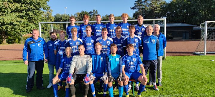a-jugend22-23 - Vordere Reihe von links: Lutz Niermann, Marcio van den Bosch, Tim Foullois, Fabian Gaube, Jannis StrierMittlere Reihe von links: Trainer Thomas Veit, Trainer Felix Ortmeier, Gidion Hoppe, Thorben Lindmeyer, Finn Reekers, Paul Kruse, Colin Wilhelm, Jannis Glasmeyer, Trainer Pascal KlostermannHintere Reihe von links: Elias Büchter, Jan Veit, Max Eismann, Samuel Meyer, Malte Mergenschröer, Timo ElbersEs fehlen: Bashir Daoud, Phil Gabrys, Justin Lewandowski, Jannes Schnieders, Josef Schnellenberg a-jugend22-23
