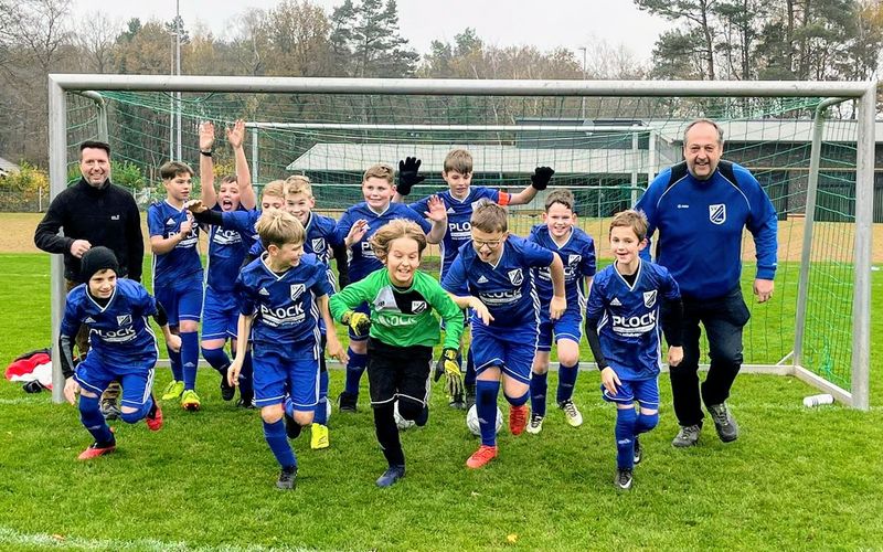 D1-Jugend - Hinten v.l.: Trainer Maik Ahrens, Noah Thomas, Mik Schulz, Maximilian Knüppe, Adrian Theise, Tyler Lauterbach, Theo Kattert, Maik Schweer, Trainer Helmut Richter | Vorne v.l.: Can Luca Göbel, Marvin Rüter, Davis Richter, Jason Luxmann, Fiete Kamphues, Nicht auf dem Foto: Can Luca Köhler, Joris Rahe, Janis Schmid, Samuel Achillis, und Lias Ahrens D1-Jugend